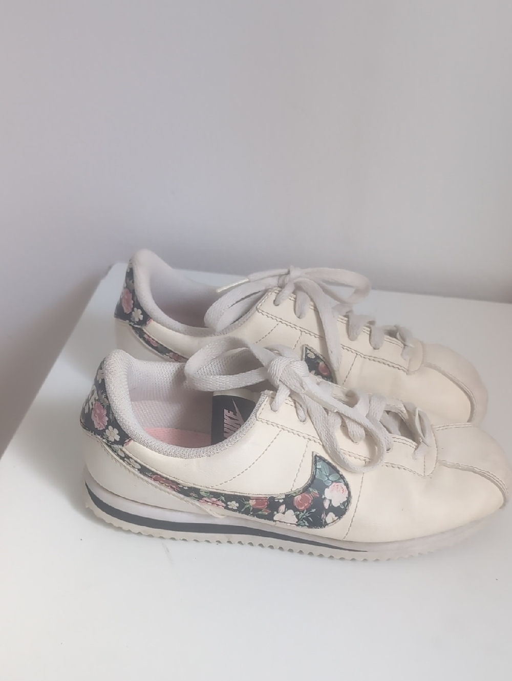Girls Nike Sneakers White Floral Accent , Size 4Y
